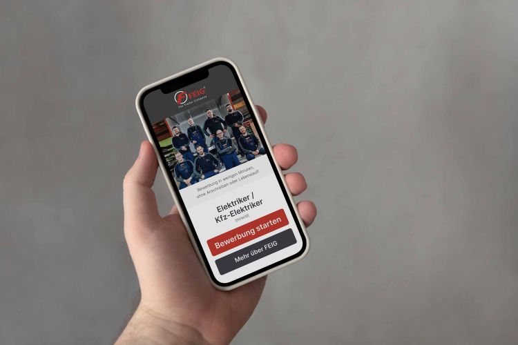 Handy in der Hand mit einem Recruiting Funnel