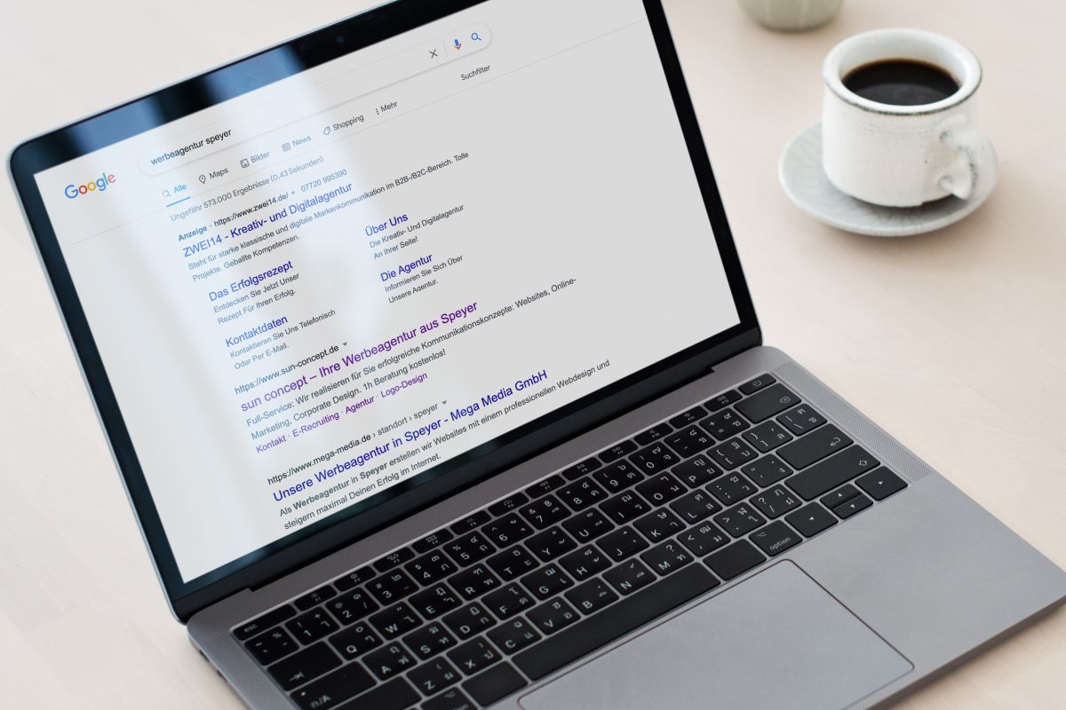 Website Laptop Google Suchmaschinen Marketing