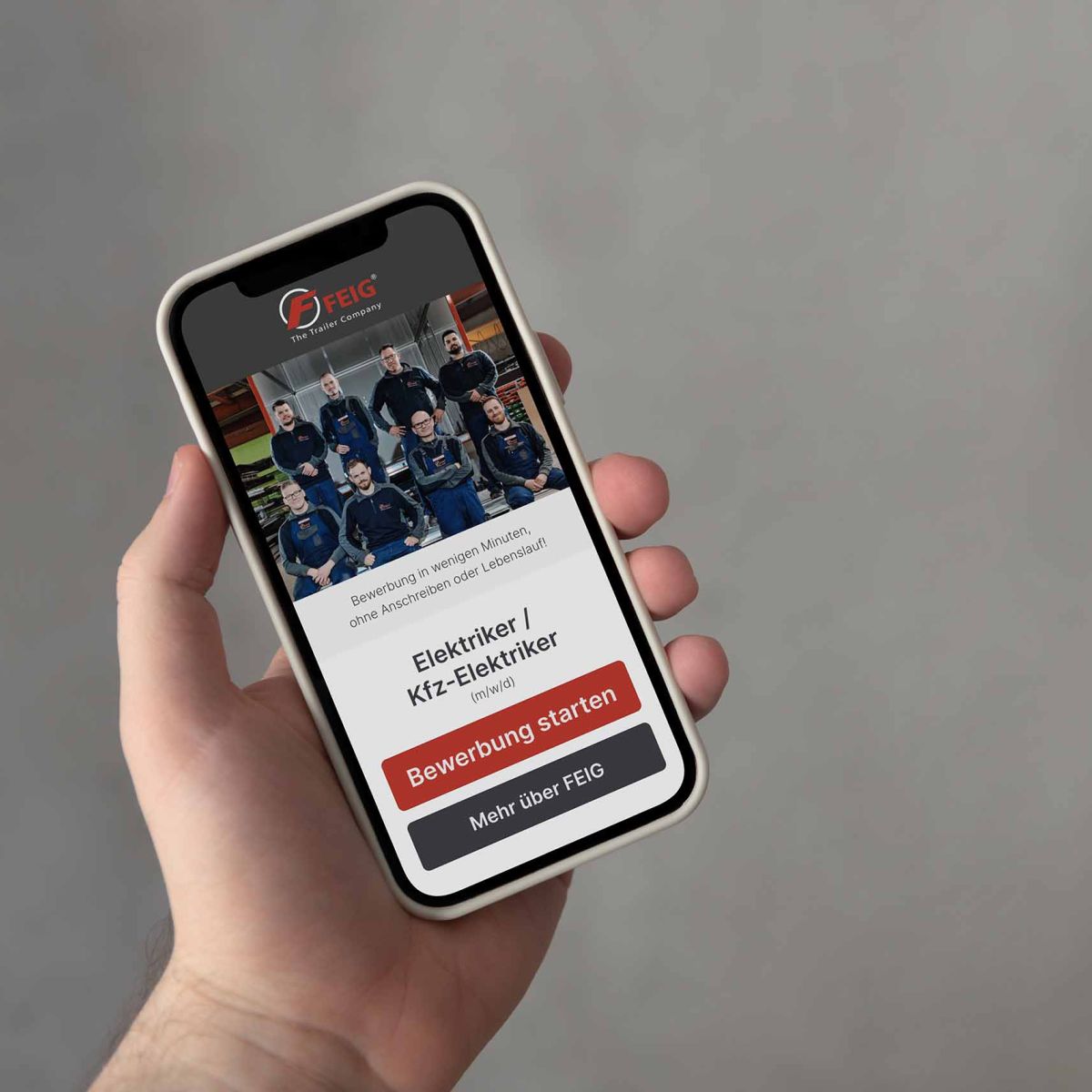 Handy in der Hand mit einem Recruiting Funnel