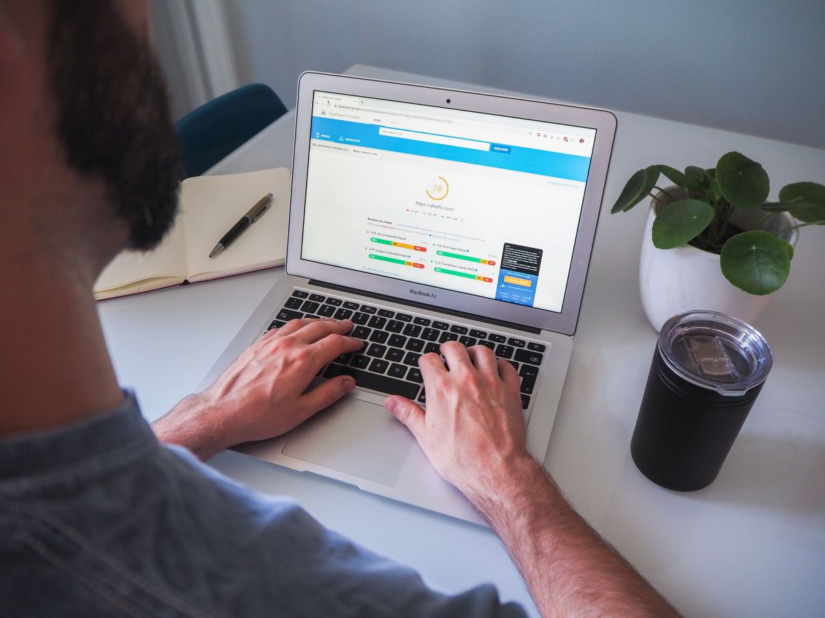 Mann vor Laptop macht Backup