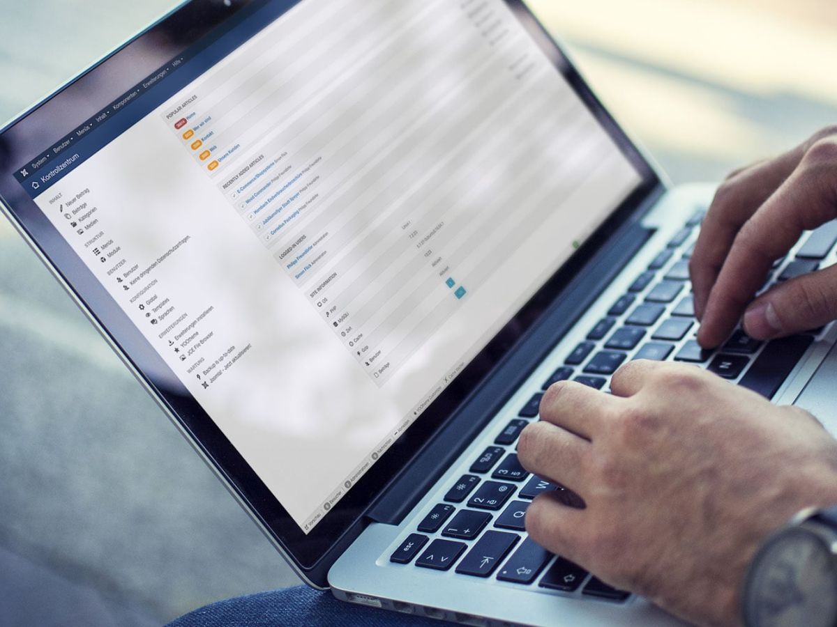 Laptop Joomla CMS
