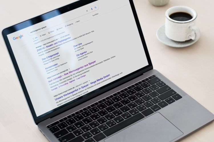 Laptop Google Suche Suchmaschinenmarketing