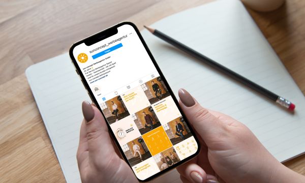 Smartphon ein der Handy Scoail Media Instagram Sun Concept