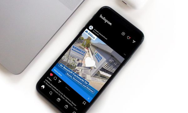 Smartphone Social Media Werbung von Schultz Bauzentrum