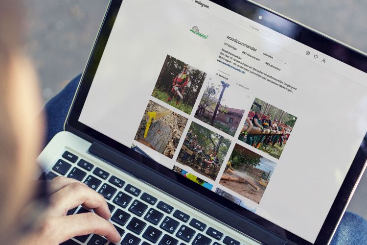 Foto Laptop mit Instagram im Browser