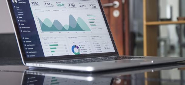 Laptop mit Statistik Webseite