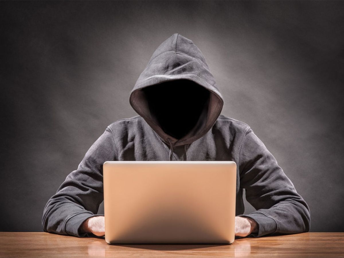 Hacker vor Bildschirm
