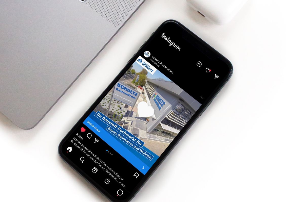Smartphone Social Media Werbung von Schultz Bauzentrum